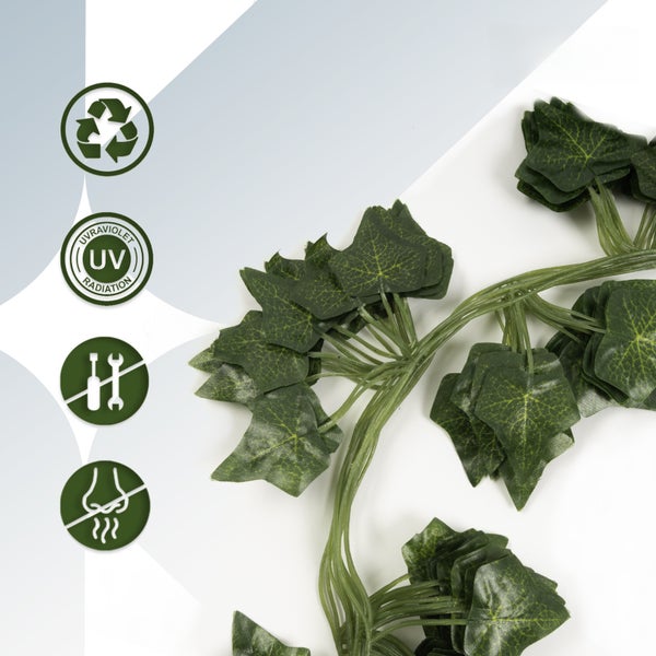 Künstlicher Efeu mit Symbolen für Recyclingfähigkeit, UV-Beständigkeit, werkzeuglose Montage und Geruchsneutralität.