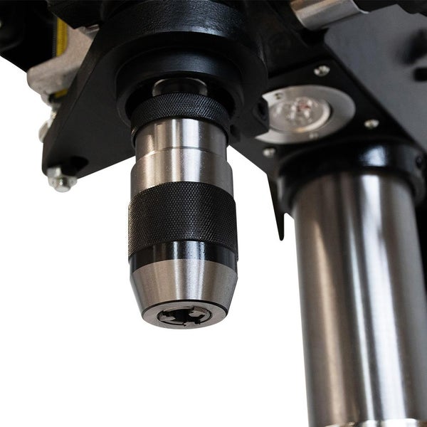 Detailaufnahme einer Tischbohrmaschine mit Bohrfutter