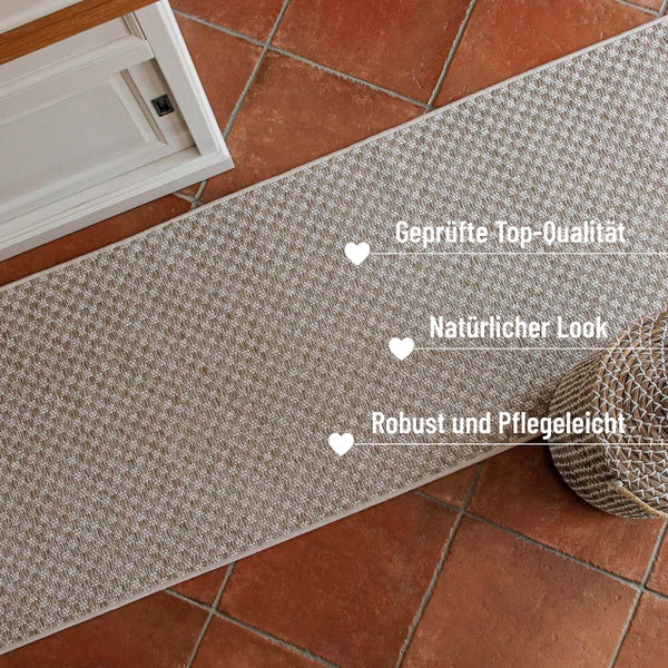 Gewebter Teppichläufer in Natur-Optik auf Terrakotta-Fliesen, geprüfte Qualität, robust und pflegeleicht.