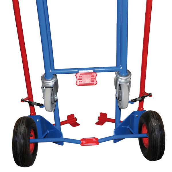 Unterseite einer Sackkarre aus blauem und rotem Metall mit zwei Luftreifen, zwei Lenkrollen und zwei roten Trittpedalen.