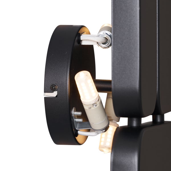 Detailaufnahme einer schwarzen Deckenleuchte mit LED-Leuchtmitteln.