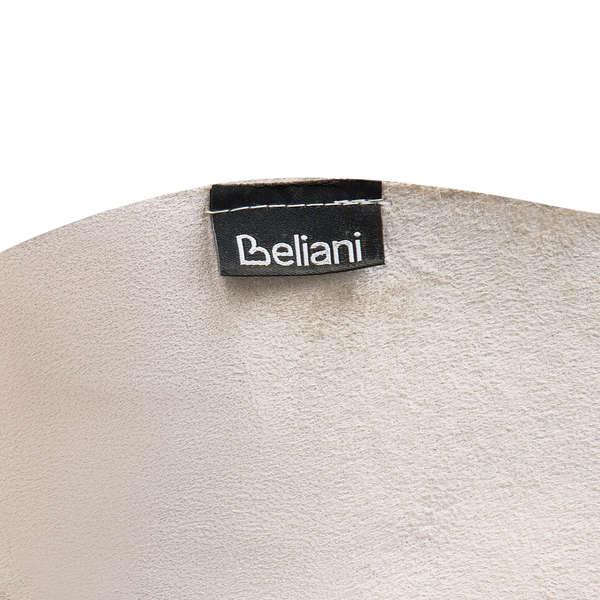 Detailansicht der Innenseite eines Produkts aus Veloursleder mit dem Beliani Logo