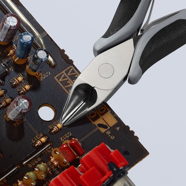 Elektronik-Seitenschneider im Einsatz auf einer Leiterplatte.