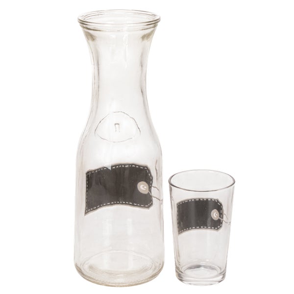 Glaskaraffe und passendes Trinkglas aus klarem Glas mit schwarzem beschreibbarem Etikett in Tafeloptik.