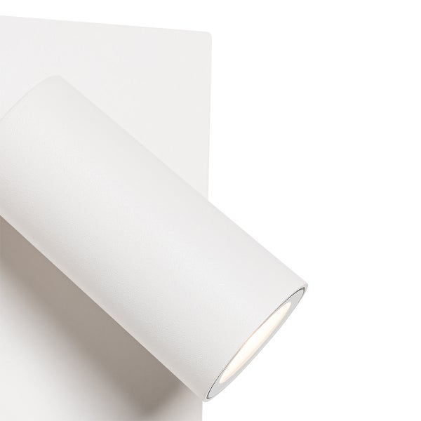 Weiße zylindrische Wandleuchte mit eckiger Montageplatte und eingeschaltetem Spotstrahler.