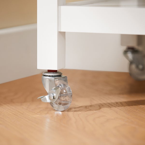 Detailansicht eines Möbelstücks mit transparenten Rollen für erhöhte Mobilität