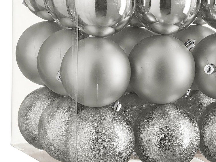Set mit silberfarbenen Weihnachtskugeln in verschiedenen Oberflächenstrukturen wie glänzend, matt und strukturiert in einer transparenten Verpackung