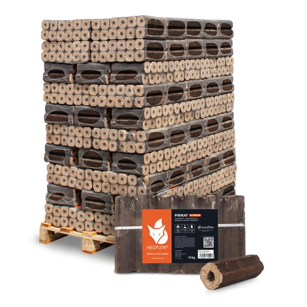 Eine Palette mit Heizfuxx Pinikay Octagon Holzbriketts in zehn Kilogramm Paketen für Kamine und Öfen.