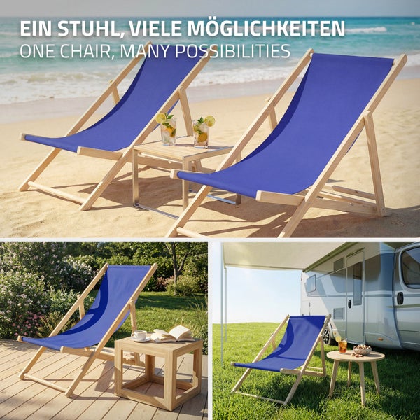 Holz-Liegestuhl mit blauem Stoff in verschiedenen Anwendungsszenarien: am Sandstrand, auf einer Holzterrasse im Garten und beim Camping am Wohnwagen.