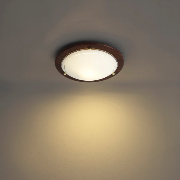 Runde Deckenleuchte mit dunklem Holzrahmen und weißem Glasdiffusor, eingeschaltet mit warmem Licht.