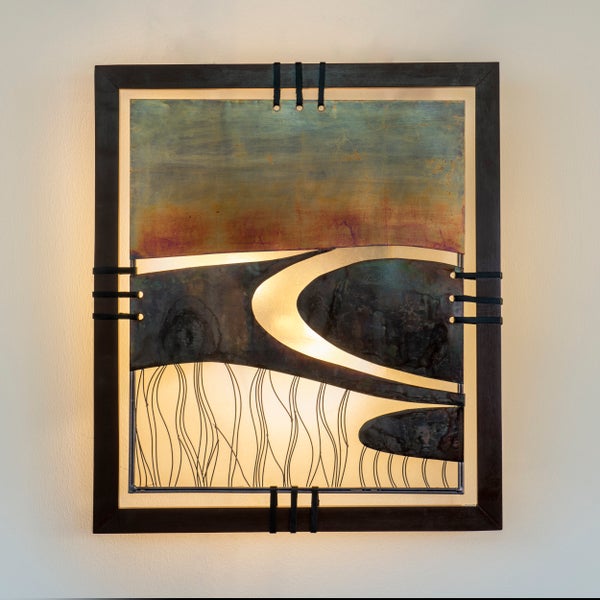 Dekorative Wandleuchte mit abstraktem Design und Holzrahmen