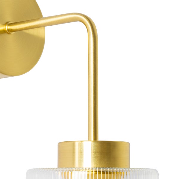 Goldfarbene Wandleuchte mit geriffeltem Glasschirm für Innenräume