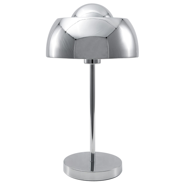 Dekoratives Interieur mit Körben, Kissen und Wohnaccessoires für eine gemütliche Atmosphäre.