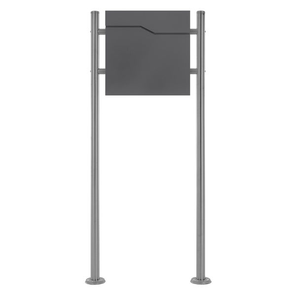 Freistehender Briefkasten aus Metall mit zwei Pfosten