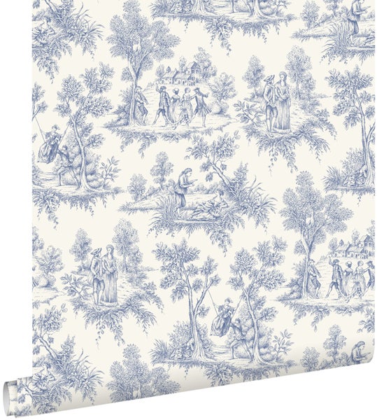 Tapetenrolle mit blauem Toile-de-Jouy-Muster und historischen ländlichen Szenen.