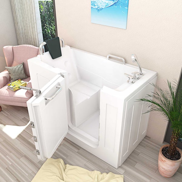 Begehbare Badewanne mit offener Tür, Armatur und Handtuchhalter in einem hellen Badezimmer.