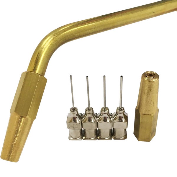 Micro-Lötbrenner-Set bestehend aus gebogenem Messingrohr, vier Nadeldüsen und einer Adapterdüse aus Messing.