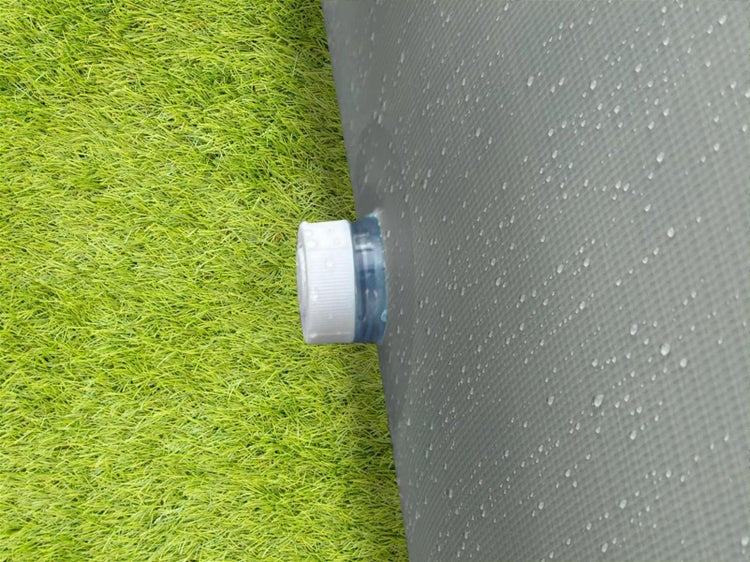 Regenwassertonne mit Auslaufhahn im Garten