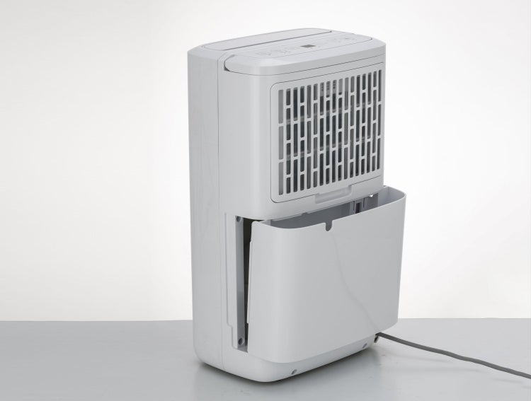 Luftentfeuchter mit herausgenommenem Wasserbehälter