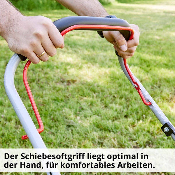 Nahaufnahme eines Mannes, der den Griff eines Rasenmähers hält.