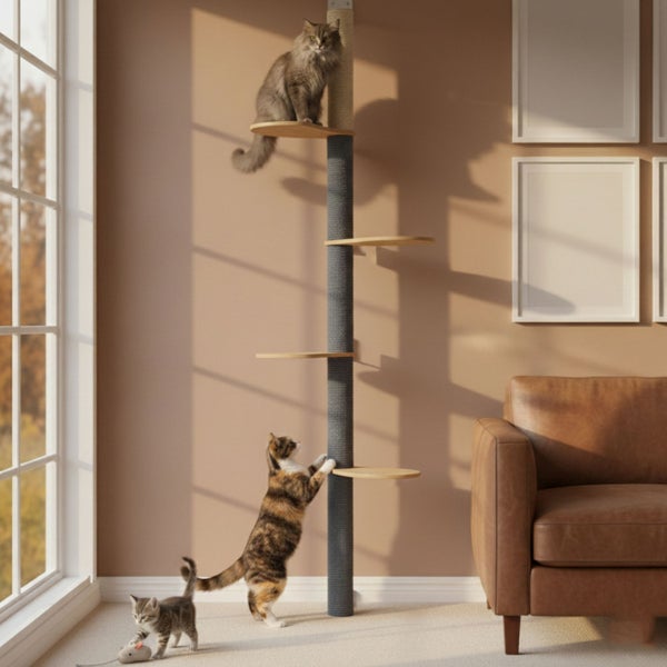 Deckenhoher Kratzbaum mit mehreren Plattformen für Katzen in einem Wohnraum mit Ledersofa.