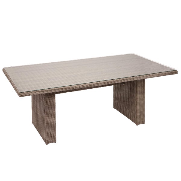 Rechteckiger Gartentisch aus Polyrattan mit einer Tischplatte aus Glas.