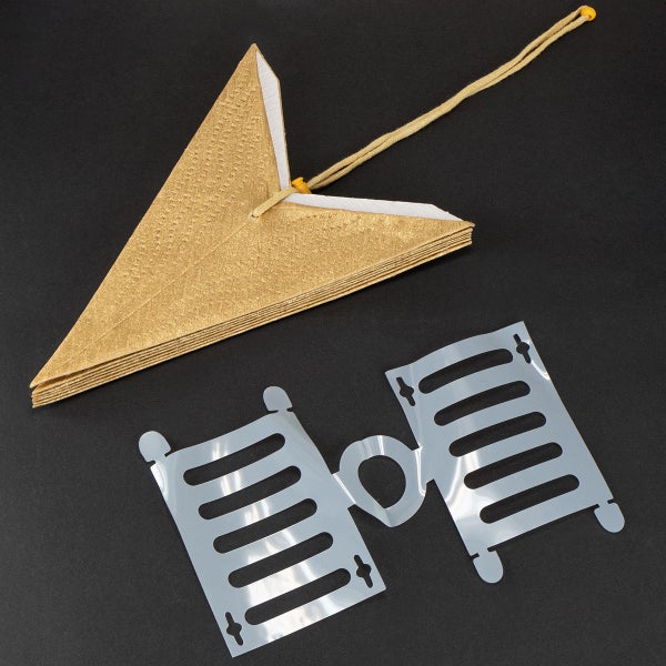 Dreieckige Papiergirlande mit Aufhängung und Abstandhalter