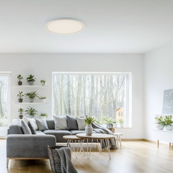Runde LED Deckenleuchte mit flachem Design für eine gleichmäßige Raumbeleuchtung.