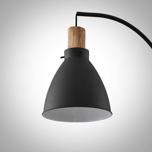 Detailansicht einer Bogenlampe mit Lampenschirm aus Metall und Holzelement.