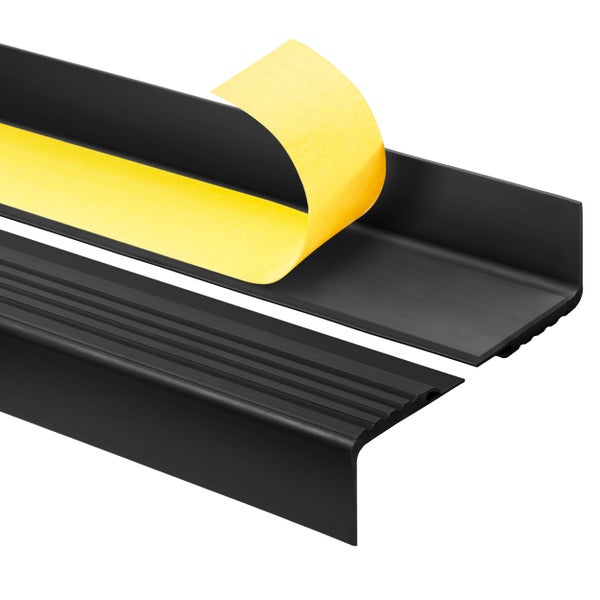 Selbstklebendes Treppenkantenprofil in Schwarz aus Gummi mit gerippter Oberfläche für Rutschschutz.