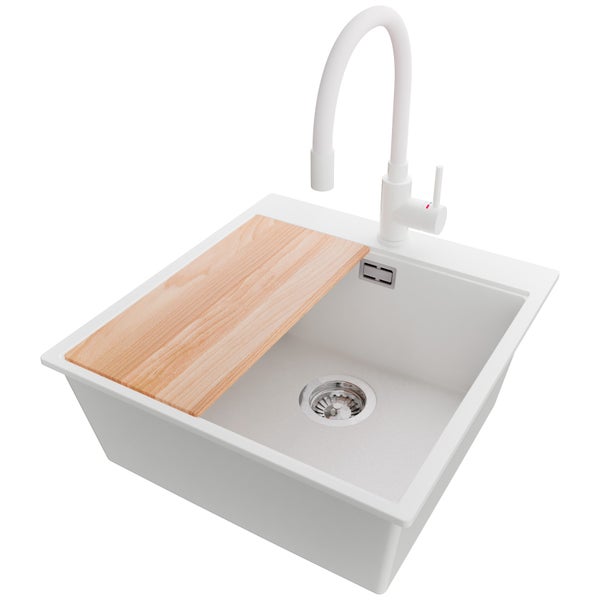 Spüle mit Schneidebrett und Wasserhahn