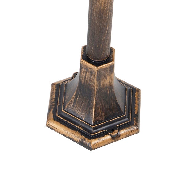 Sechseckiger Standfuß einer Außenleuchte aus Metall mit bronzefarbener Patina.