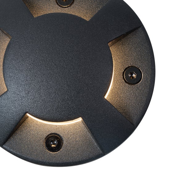 Runde schwarze Außenbodenleuchte mit vier Lichtauslässen und sichtbaren Schrauben.