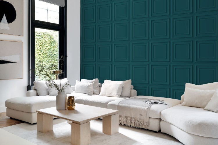 Wohnzimmer mit Sofa, Couchtisch und Wandpaneelen