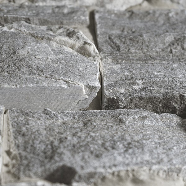 Nahaufnahme von grob behauenen Natursteinriemchen mit strukturierter Oberfläche als Wandverkleidung