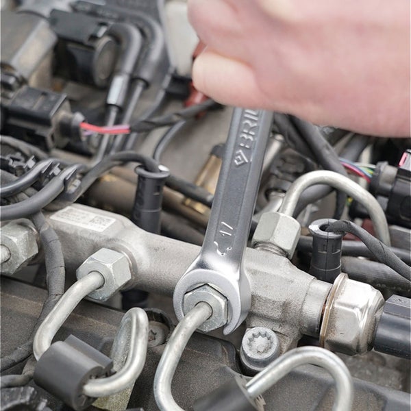 Ein Schraubenschlüssel der Marke Bril wird an einem Automotor verwendet.