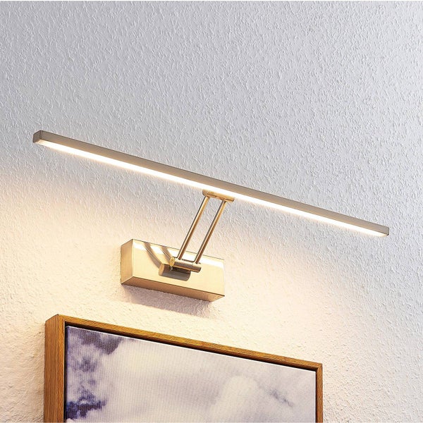 Moderne LED-Bilderleuchte aus Metall mit verstellbarem Arm und horizontalem Lichtstab, montiert über einem Bildrahmen.