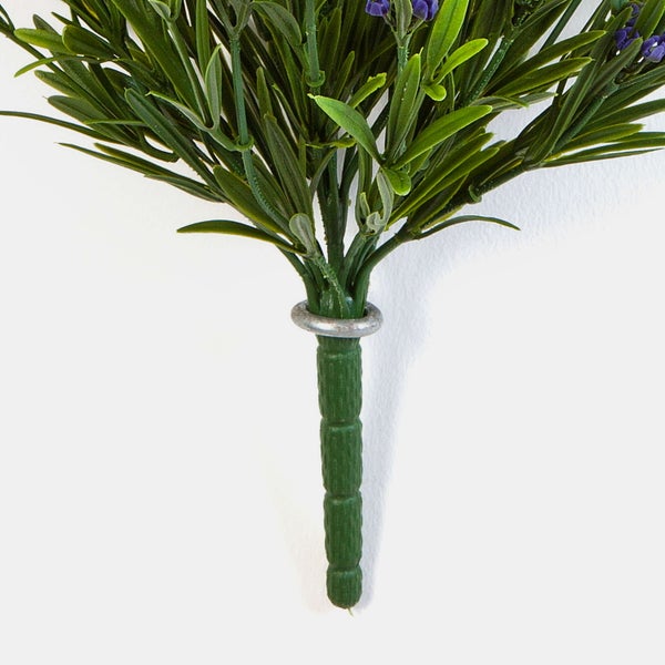 Künstliche Lavendelzweige mit grünen Blättern und violetten Blüten, am unteren Ende mit einem Metallring zu einem dicken Stiel zusammengefasst.
