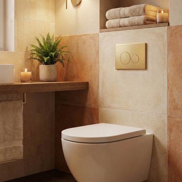 Hänge-WC im Badezimmer mit Spülkasten und Betätigungsplatte.