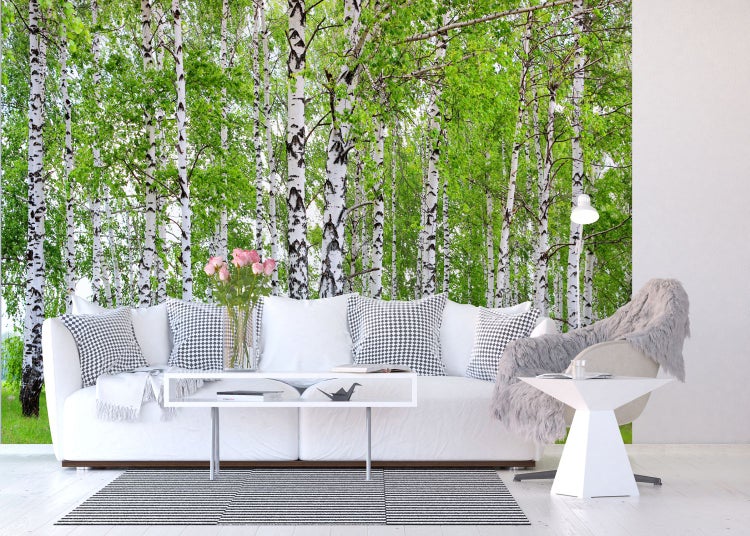Dekoratives Wohnzimmer mit Birkenwald-Tapete, Sofa und Teppich für eine natürliche Atmosphäre