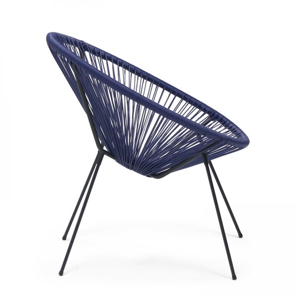 Loungesessel im Acapulco Stil mit dunkelblauer Kunststoffbespannung und schwarzem Metallgestell.