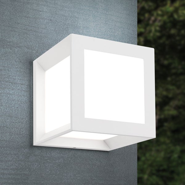 Moderne würfelförmige LED-Außenwandleuchte an einer strukturierten Fassade.
