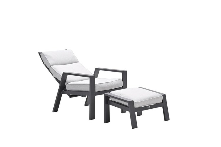 Garten-Relaxsessel mit verstellbarer Rückenlehne und passendem Hocker, Metallgestell mit Polsterauflagen.