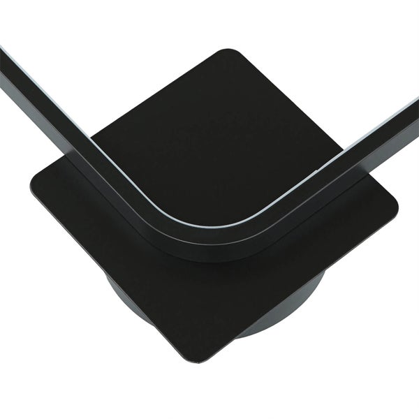 Detailaufnahme einer schwarzen Deckenleuchte mit quadratischer Form