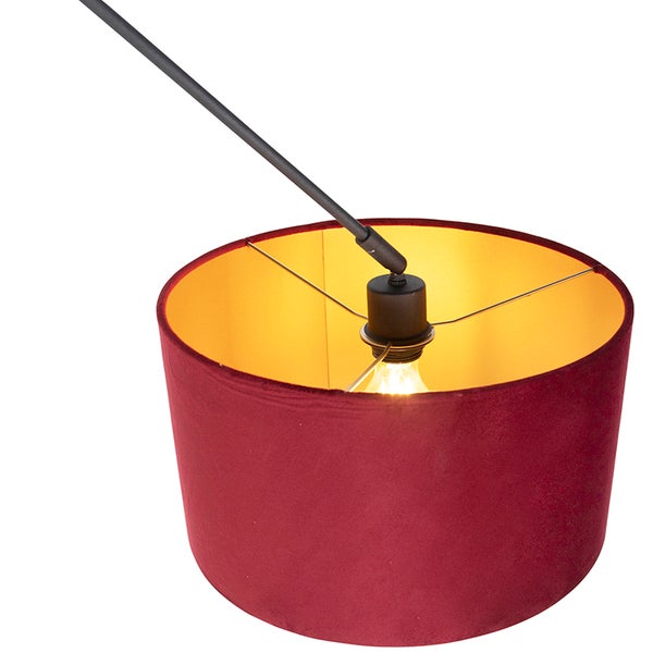 Bogenlampe mit rundem Lampenschirm aus rotem Samt, goldfarbene Innenseite, schwarzer Metallarm mit Leuchtmittel.