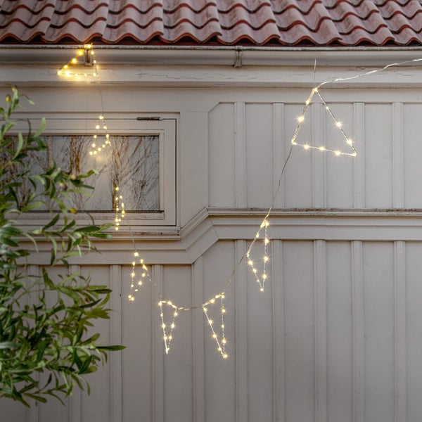 Lichterkette mit dreieckigen Motiven zur Dekoration an einem Haus