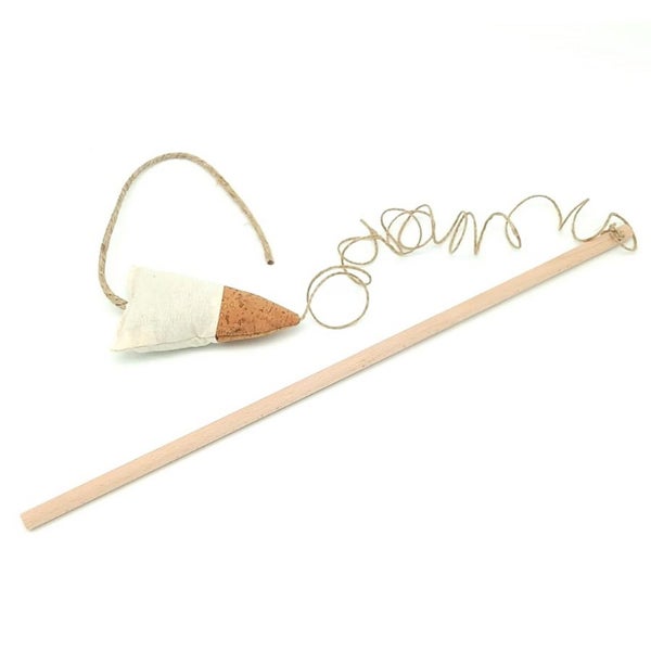 Katzenangel aus Holz mit Schnur und Spielzeug aus Stoff und Kork.