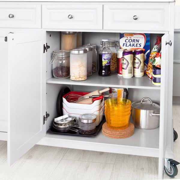 Küchenschrank mit Lebensmitteln und Küchenutensilien