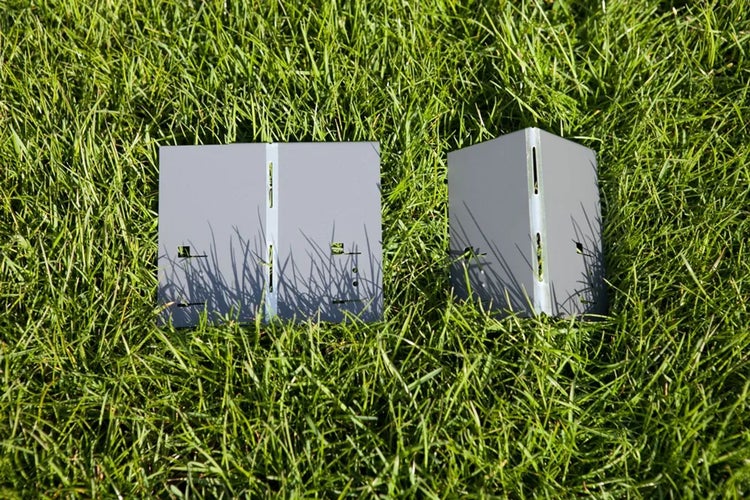 Zwei Rasenkanten auf einer Rasenfläche