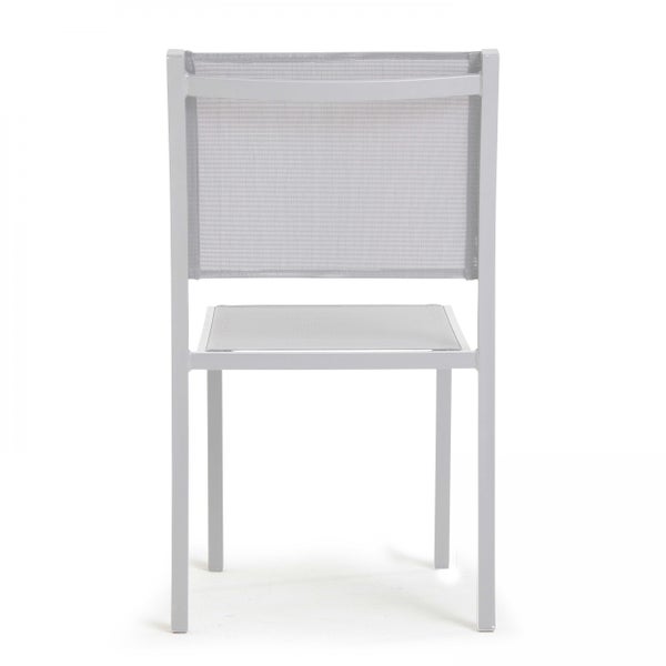 Gartenstuhl mit lichtgrauem Metallgestell und Sitz sowie Rückenfläche aus lichtgrauem Textilgewebe in Frontalansicht.